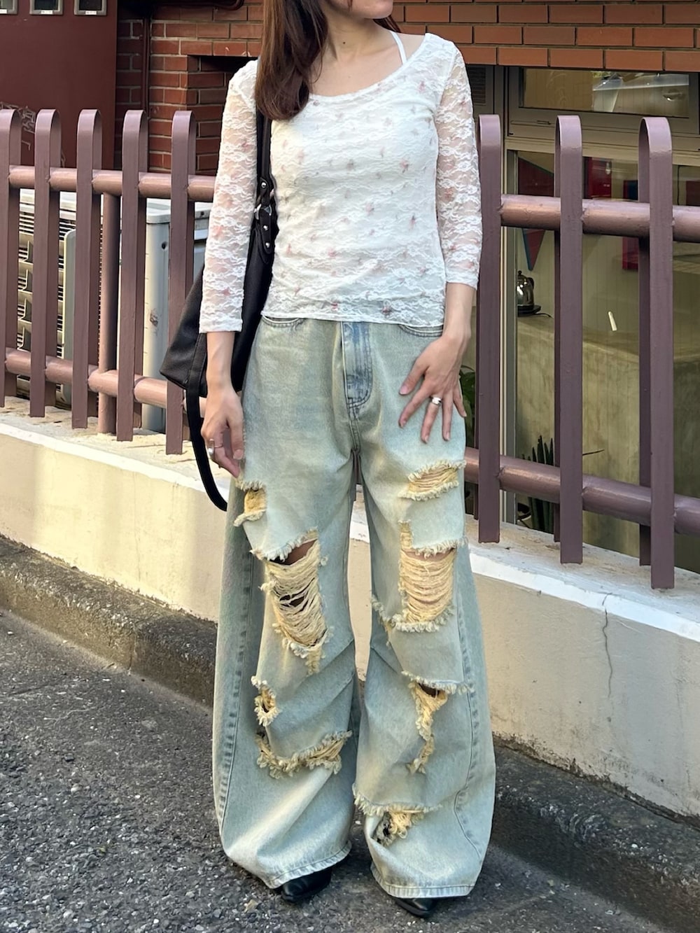 ホワイト系のTシャツ/カットソー、ブルー系のデニムパンツ、ブラウン系のショルダーバッグを着用したレディースの夏コーディネートの6枚目の写真