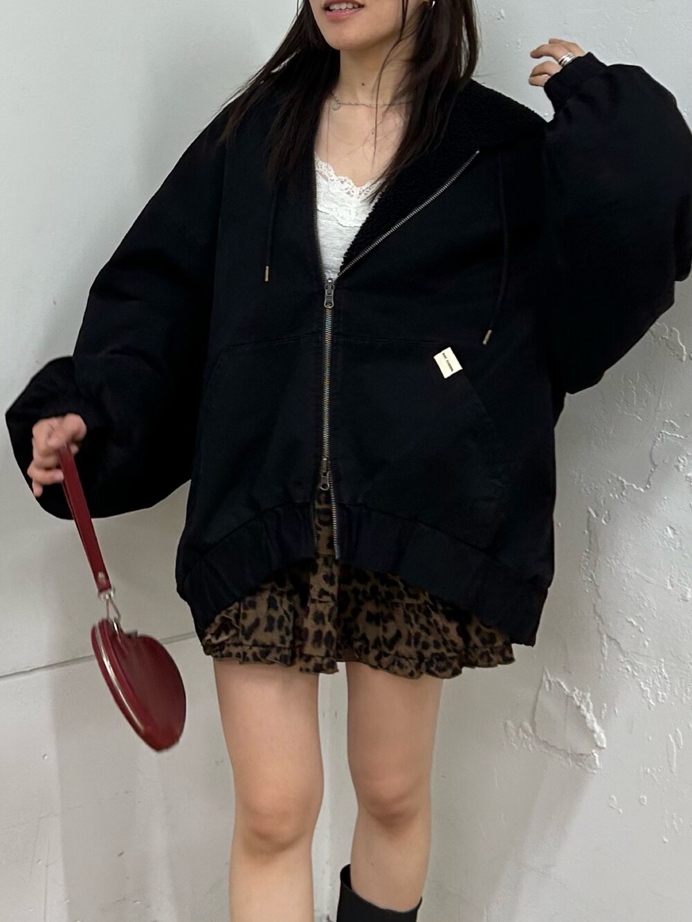 ブラック系のブルゾン、ブラック系のブーツを着用したレディースの秋コーディネートの3枚目の写真