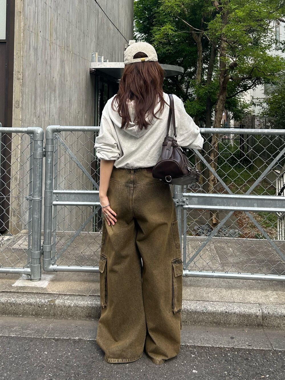 ホワイト系のカーディガン/ボレロ、ベージュ系のデニムパンツ、ホワイト系のキャップを着用したレディースの春コーディネートの3枚目の写真