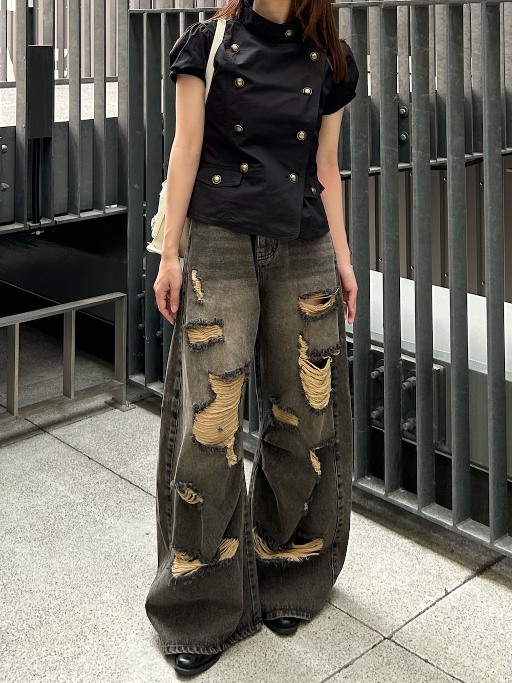 ブラック系のシャツ/ブラウス、グレー系のデニムパンツ、ブラック系のシャツ/ブラウスを着用したレディースの夏コーディネートの6枚目の写真