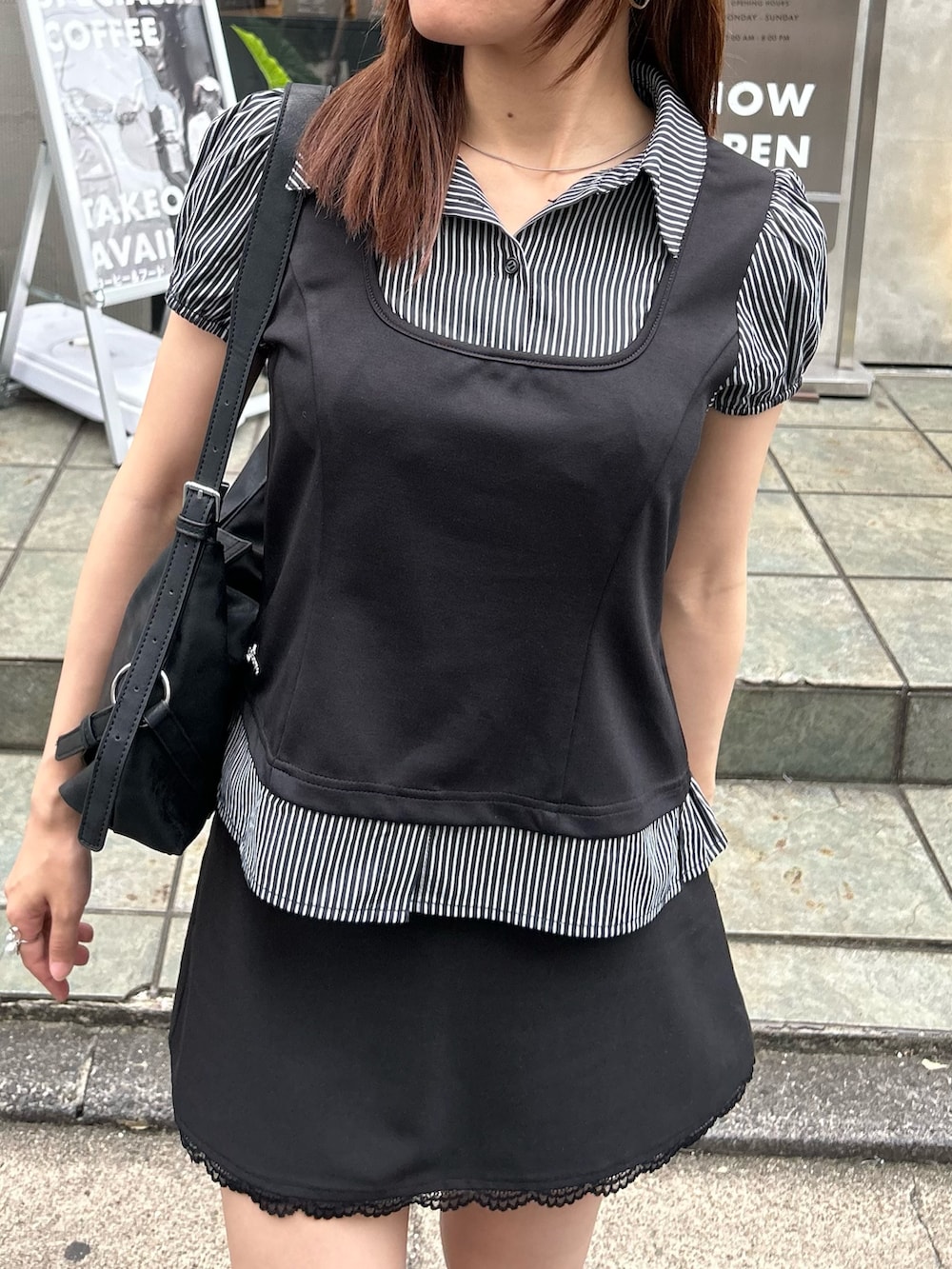 ブラック系のシャツ/ブラウス、ブラック系のスカート、ブラック系のハンチング/ベレー帽を着用したレディースの夏コーディネートの4枚目の写真