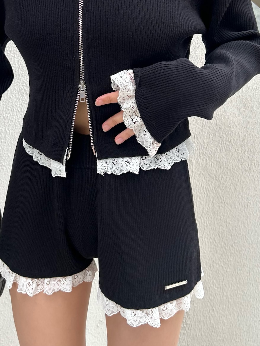 ブラック系のニット/セーター、ブラック系のその他パンツ、ブラック系のキャスケットを着用したレディースの秋コーディネートの7枚目の写真