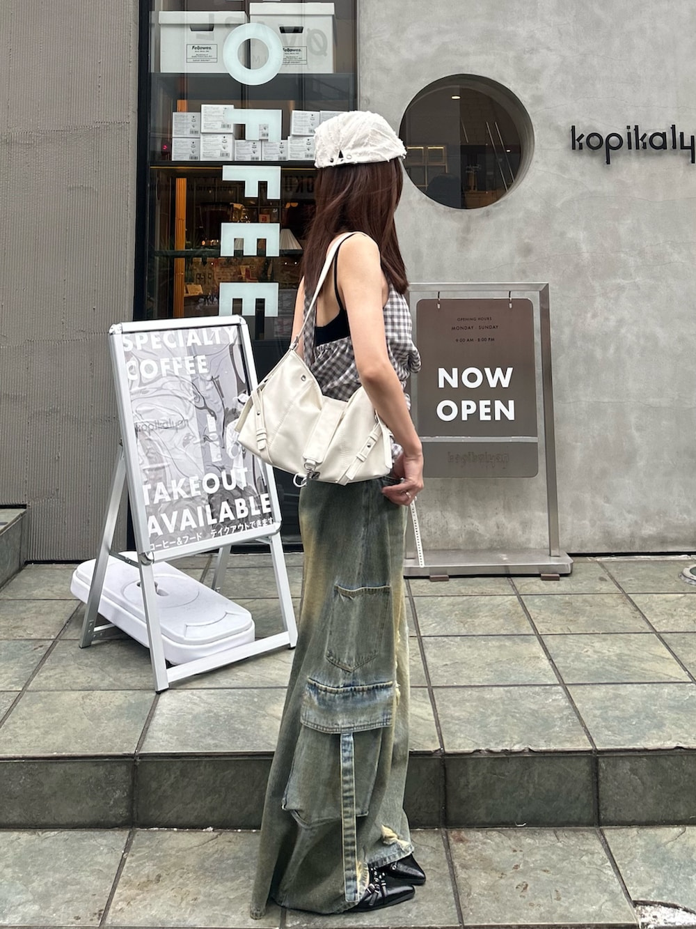 ブルー系のシャツ/ブラウス、ブルー系のデニムパンツ、ブラック系のサンダルを着用したレディースの夏コーディネートの2枚目の写真