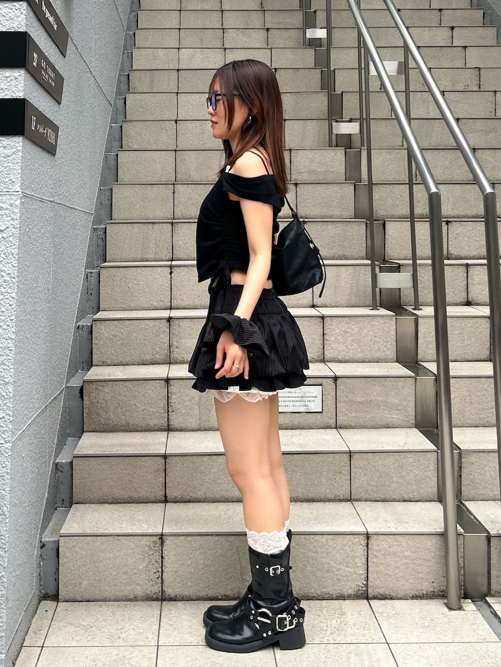 ブラック系のTシャツ/カットソー、ブラック系のスカート、ブラック系のシュシュを着用したレディースの夏コーディネートの3枚目の写真