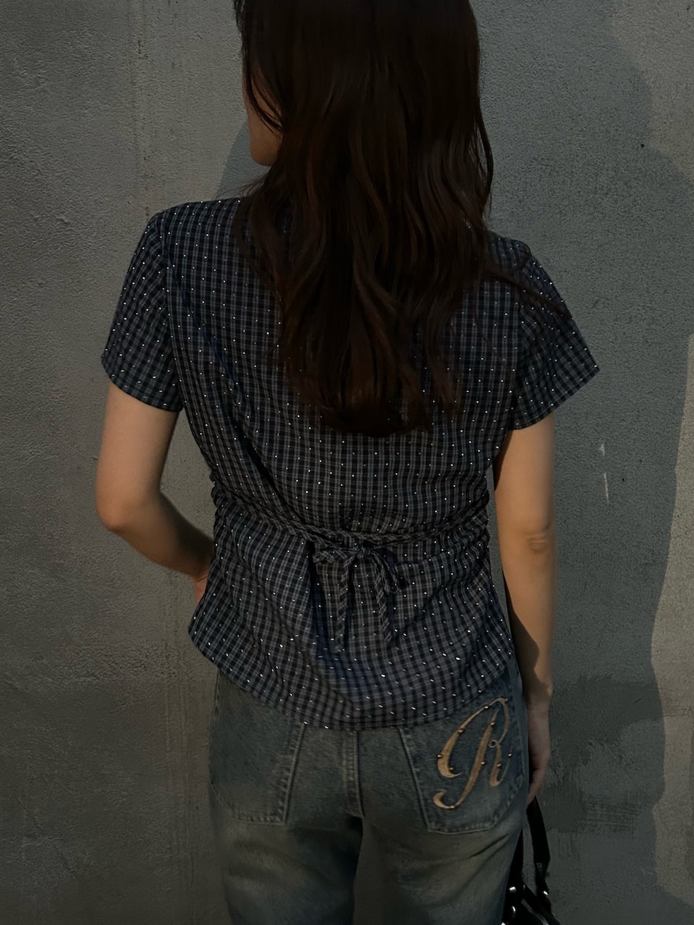 グレー系のシャツ/ブラウス、ブルー系のデニムパンツ、ブラック系のショルダーバッグを着用したレディースの春コーディネートの3枚目の写真