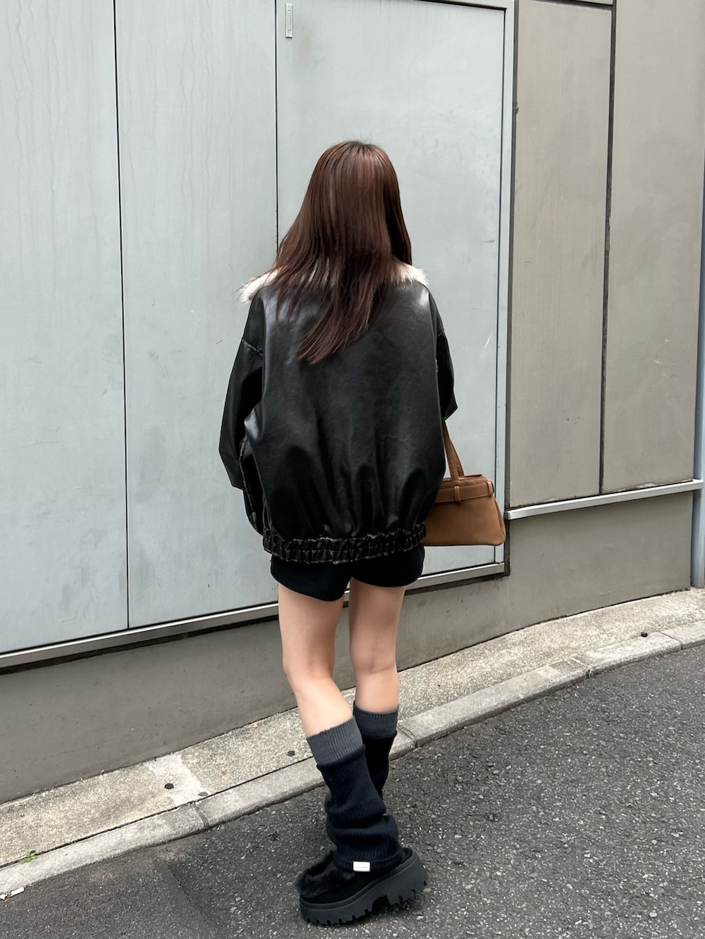 ホワイト系のキャミソール、ブラック系のその他パンツ、ブラック系のその他シューズを着用したレディースの秋コーディネートの3枚目の写真