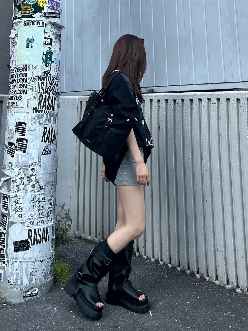 ブラック系のTシャツ/カットソー、ブラック系のサンダル、グレー系のその他パンツを着用したレディースの春コーディネートの3枚目の写真