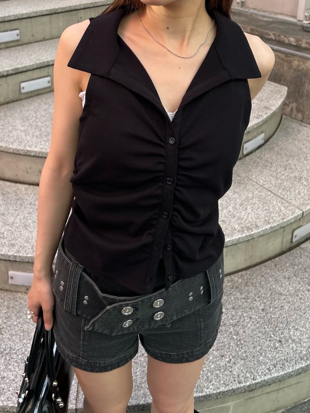 ブラック系のシャツ/ブラウス、ブラック系のその他パンツ、ブラック系のサンダルを着用したレディースの春コーディネートの5枚目の写真