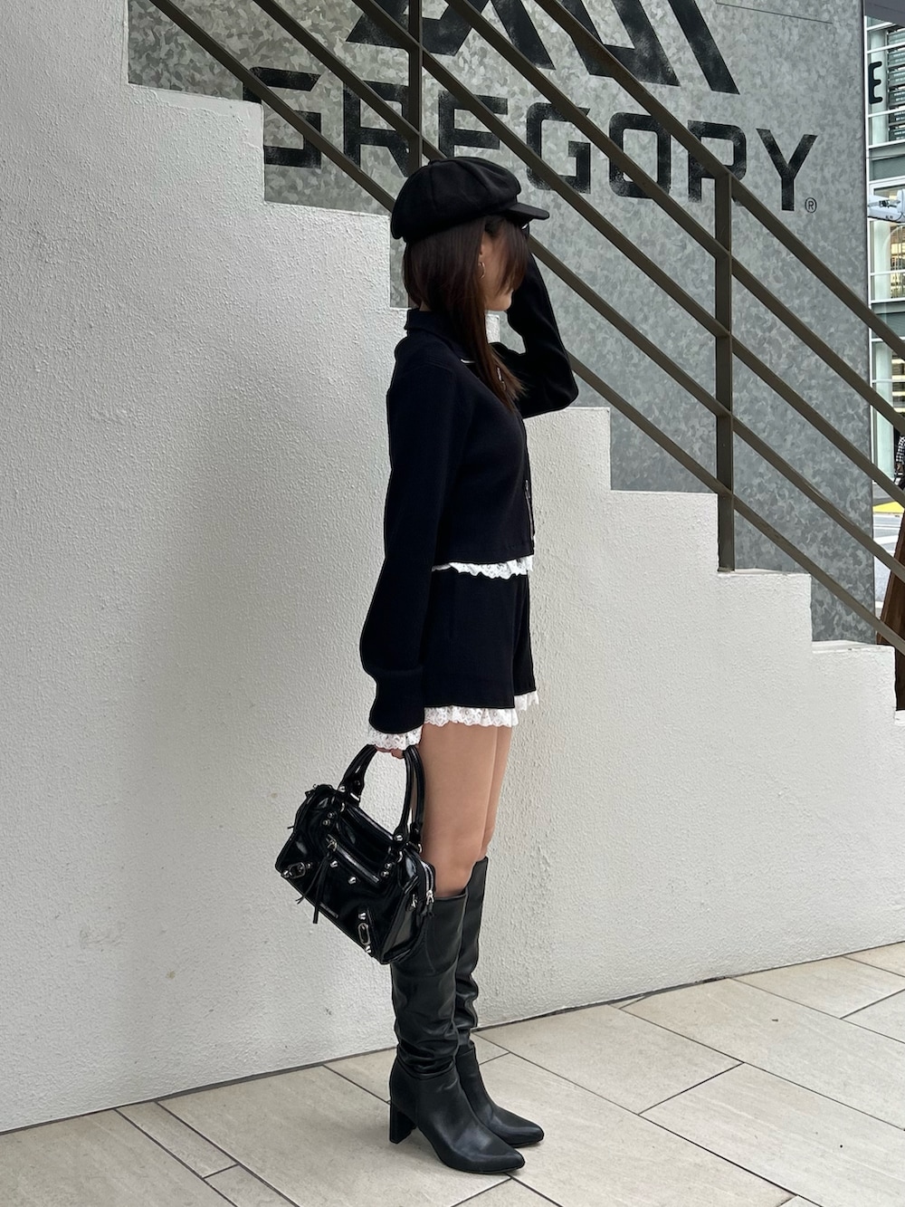 ブラック系のニット/セーター、ブラック系のその他パンツ、ブラック系のキャスケットを着用したレディースの秋コーディネートの3枚目の写真