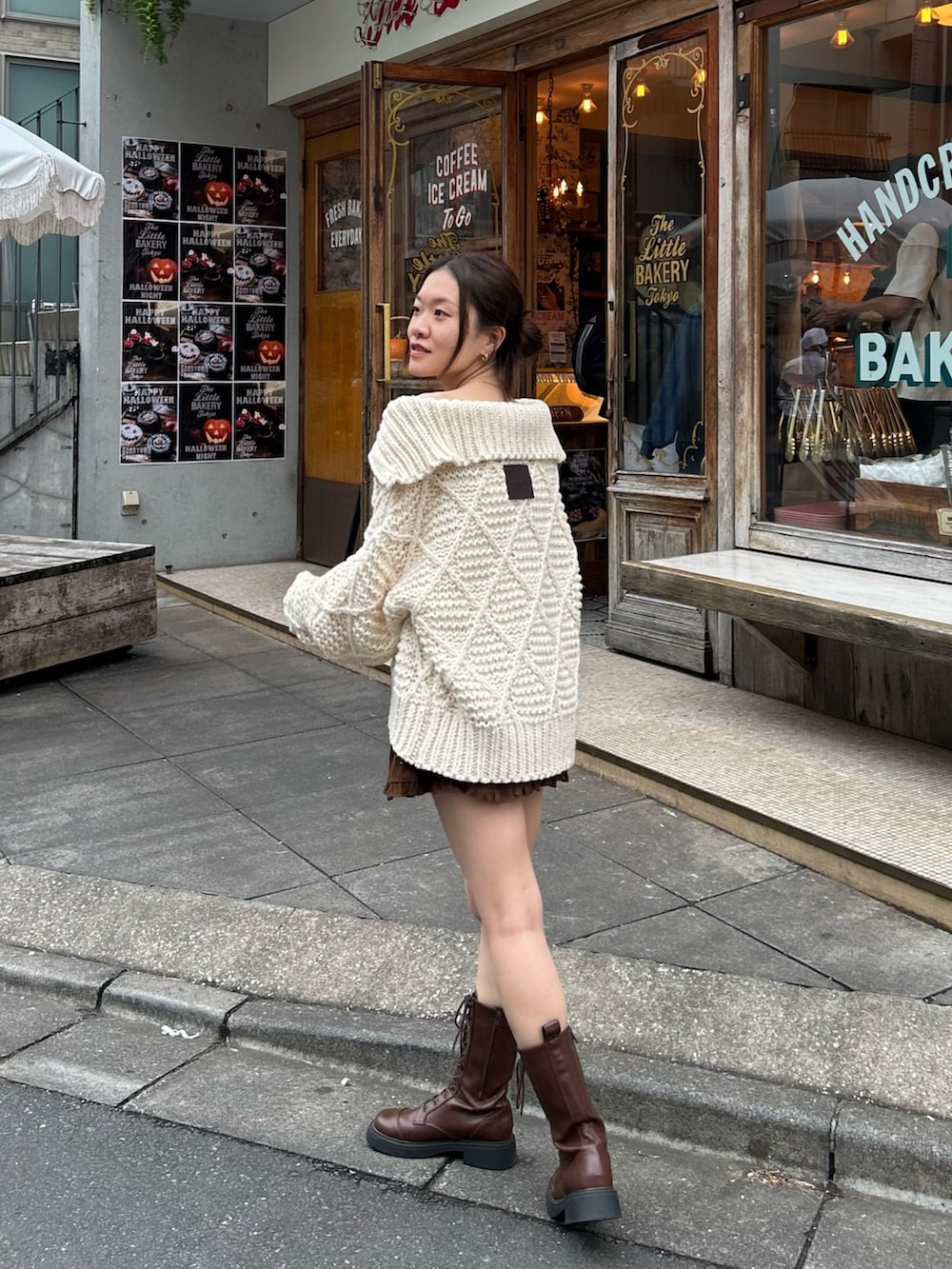 ホワイト系のニット/セーター、イエロー系のショルダーバッグ、ブラウン系のスカートを着用したレディースの秋コーディネートの2枚目の写真