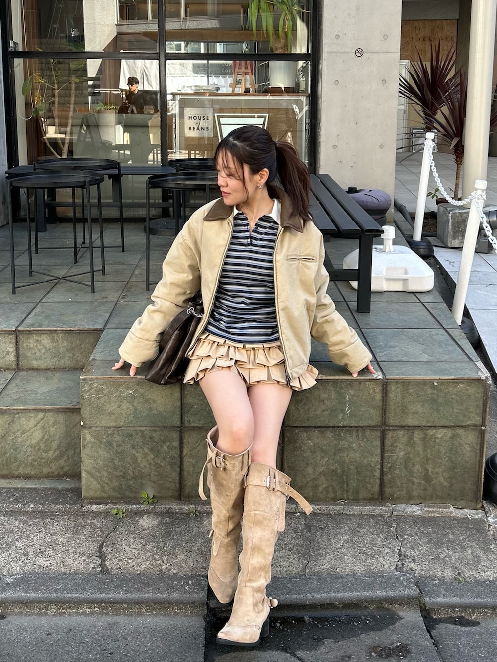 ベージュ系のブルゾン、ブルー系のTシャツ/カットソー、ベージュ系のスカートを着用したレディースの冬コーディネートの7枚目の写真