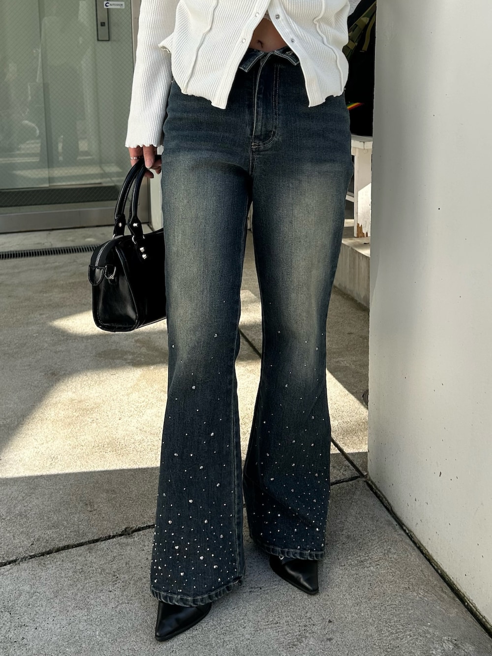 ホワイト系のTシャツ/カットソー、ブルー系のデニムパンツを着用したレディースの春コーディネートの5枚目の写真