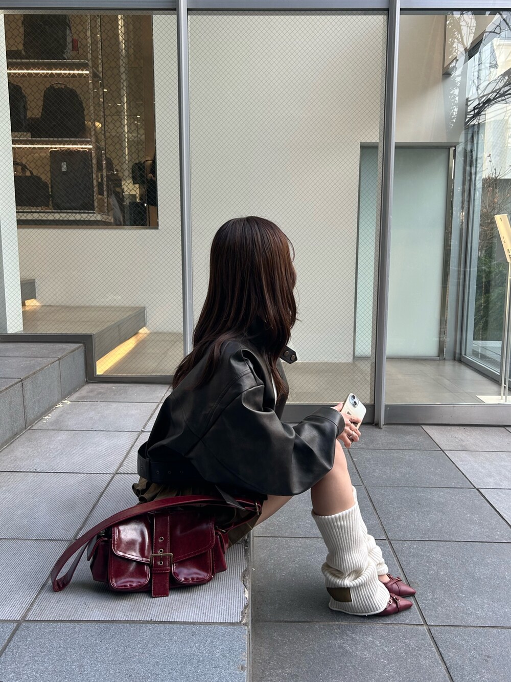 ブラウン系のその他アウター、グリーン系のスカート、ホワイト系のレッグウォーマーを着用したレディースの冬コーディネートの7枚目の写真