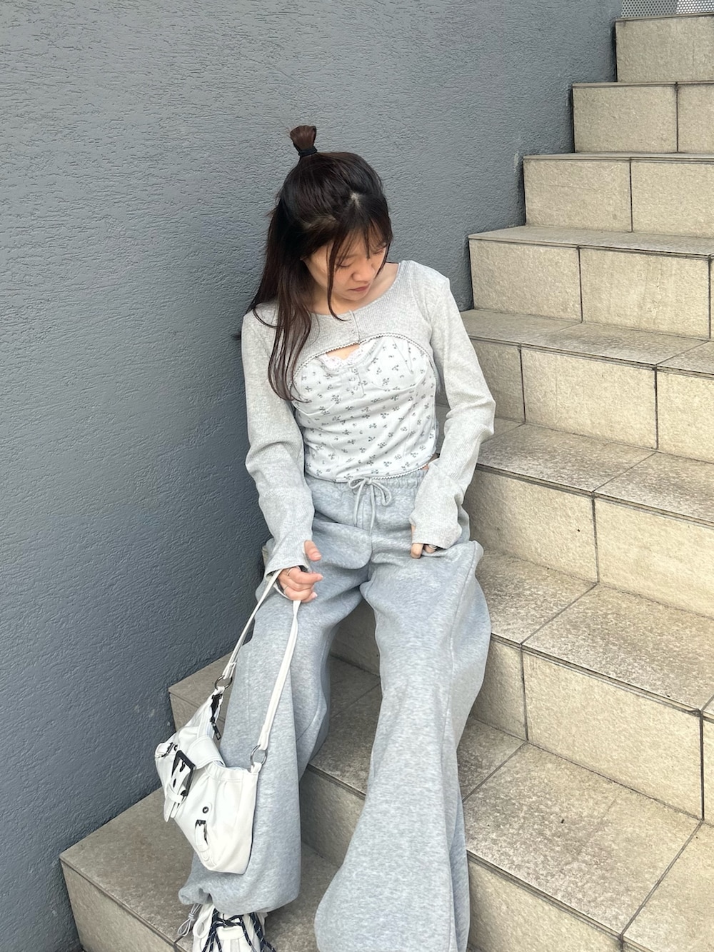 グレー系のTシャツ/カットソーを着用したレディースの春コーディネートの5枚目の写真