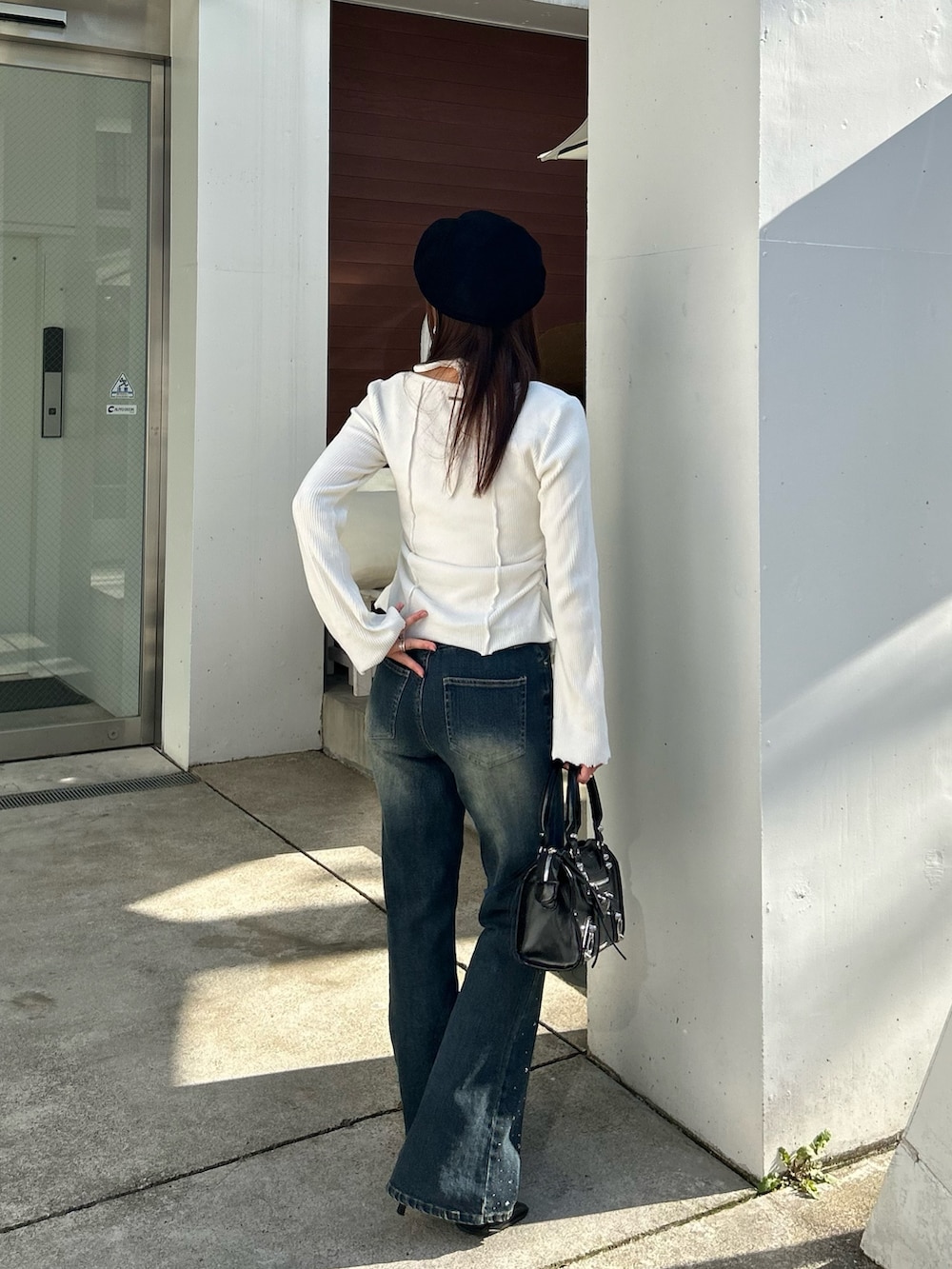 ホワイト系のTシャツ/カットソー、ブルー系のデニムパンツを着用したレディースの春コーディネートの3枚目の写真