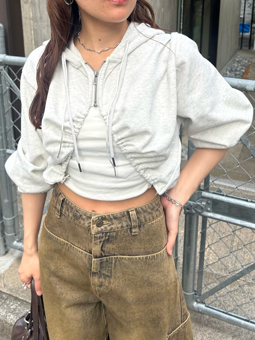 ホワイト系のカーディガン/ボレロ、ベージュ系のデニムパンツ、ホワイト系のキャップを着用したレディースの春コーディネートの5枚目の写真