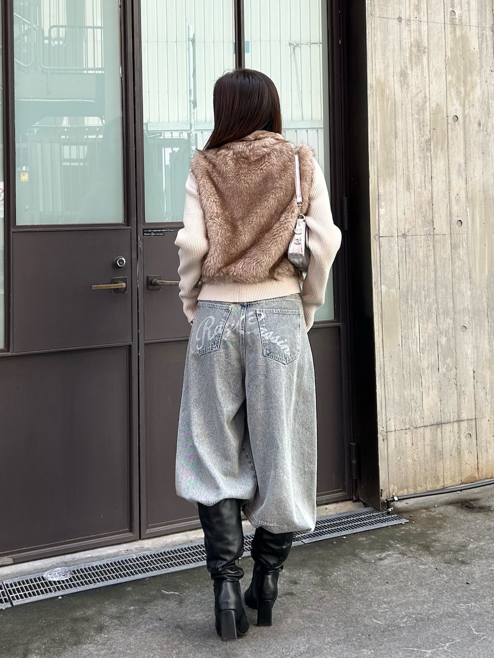 ベージュ系のニット/セーター、シルバー系のショルダーバッグを着用したレディースの秋コーディネートの2枚目の写真