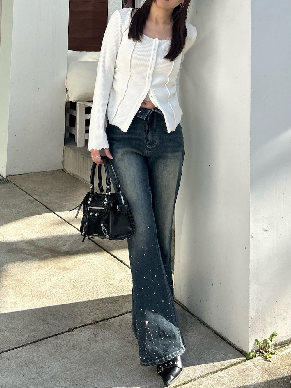 ホワイト系のTシャツ/カットソー、ブルー系のデニムパンツを着用したレディースの春コーディネートの2枚目の写真