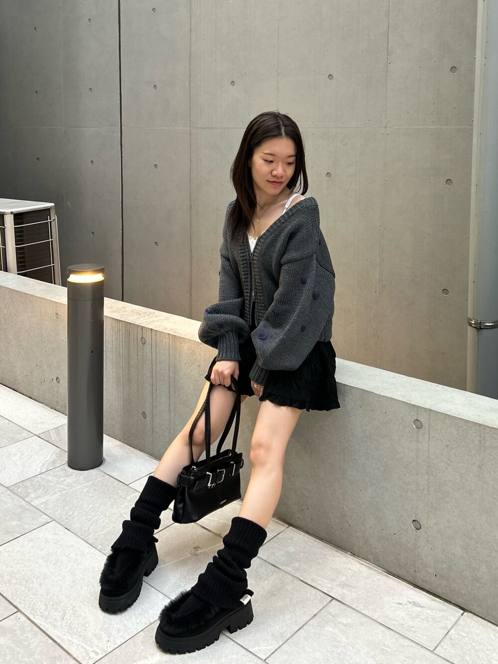 グレー系のカーディガン/ボレロ、ブラック系のその他シューズ、ブラック系のショルダーバッグを着用したレディースの秋コーディネートの3枚目の写真