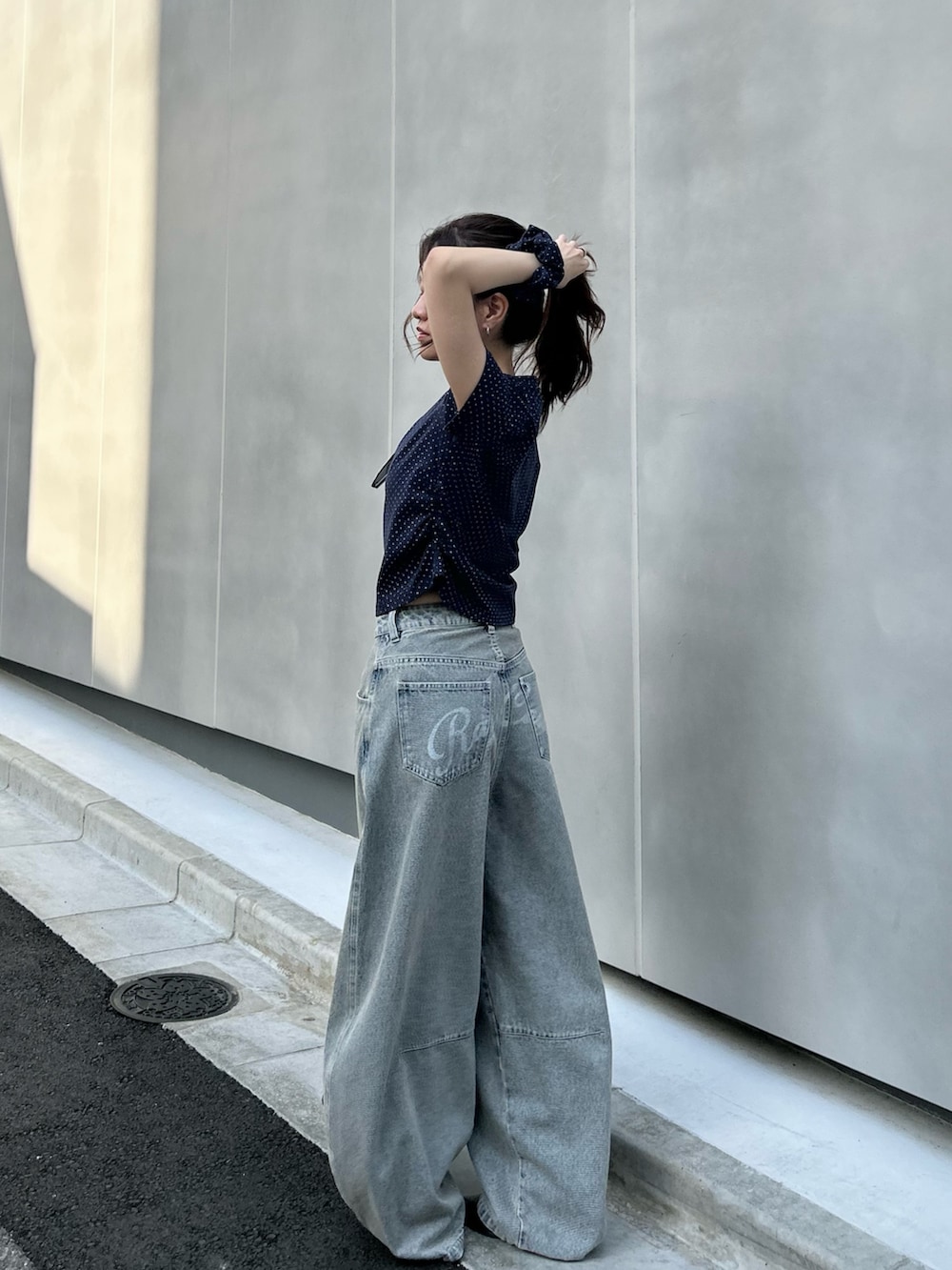 ブルー系のTシャツ/カットソー、ブルー系のデニムパンツを着用したレディースの春コーディネートの4枚目の写真