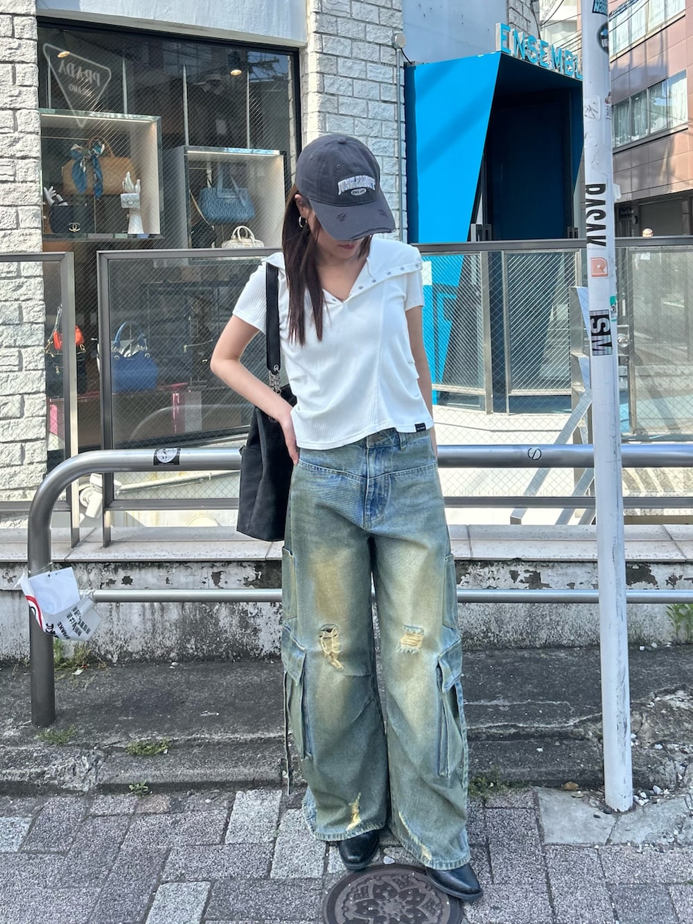 ホワイト系のTシャツ/カットソー、ブルー系のデニムパンツ、グレー系のキャップを着用したレディースの春コーディネートの4枚目の写真