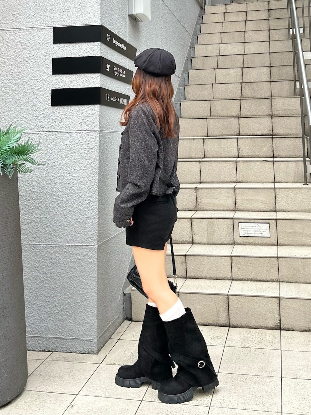 ブラック系のノーカラージャケット、ブラック系のその他パンツ、ブラック系のショルダーバッグを着用したレディースの秋コーディネートの2枚目の写真