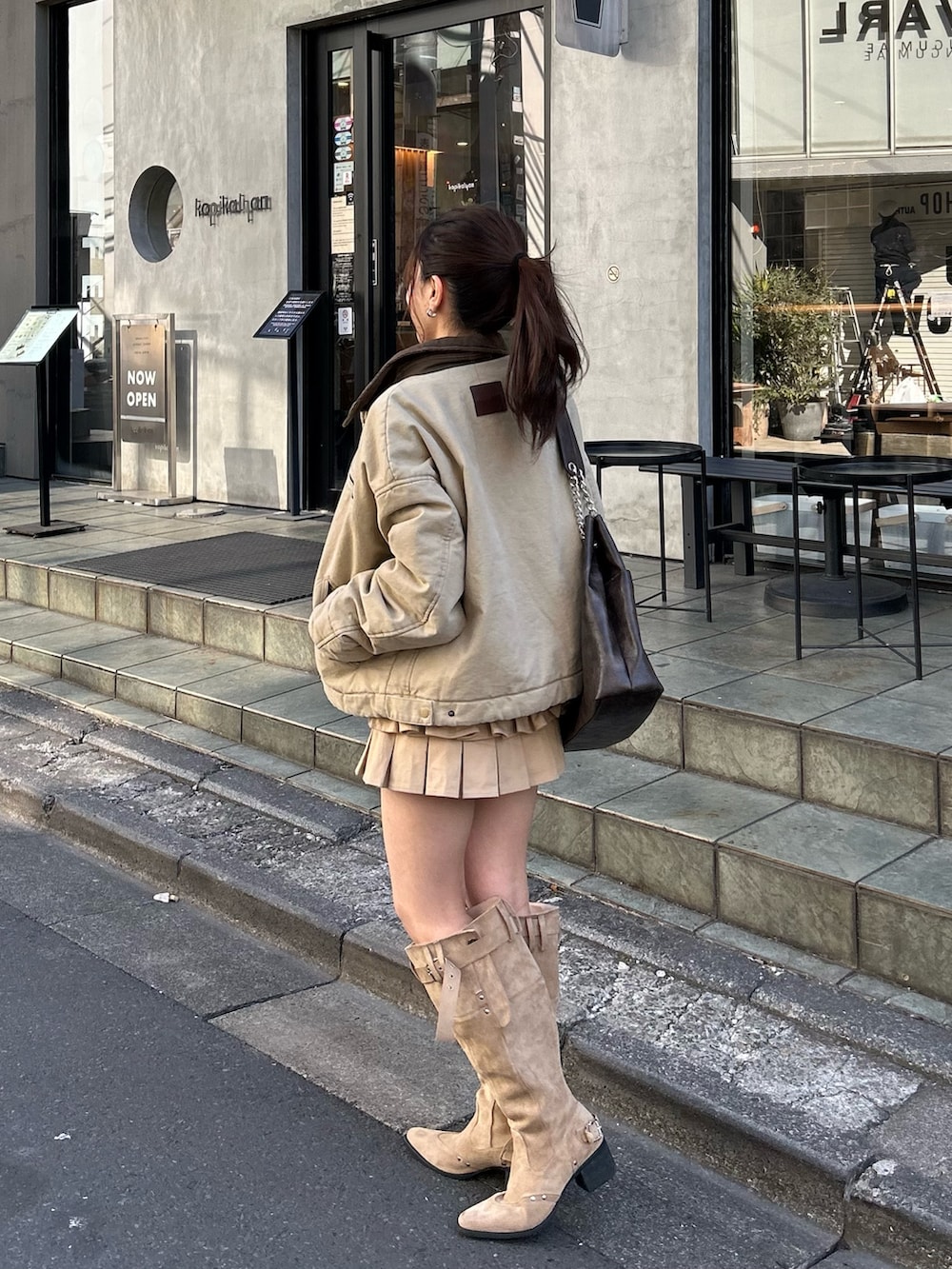 ベージュ系のブルゾン、ブルー系のTシャツ/カットソー、ベージュ系のスカートを着用したレディースの冬コーディネートの2枚目の写真