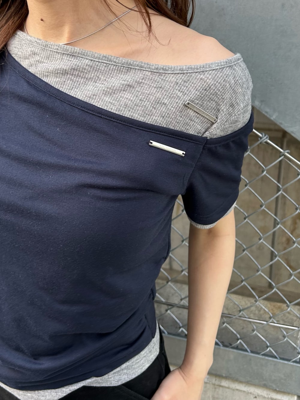ブラック系のその他パンツ、ブラック系のショルダーバッグ、ブルー系のTシャツ/カットソーを着用したレディースの春コーディネートの6枚目の写真
