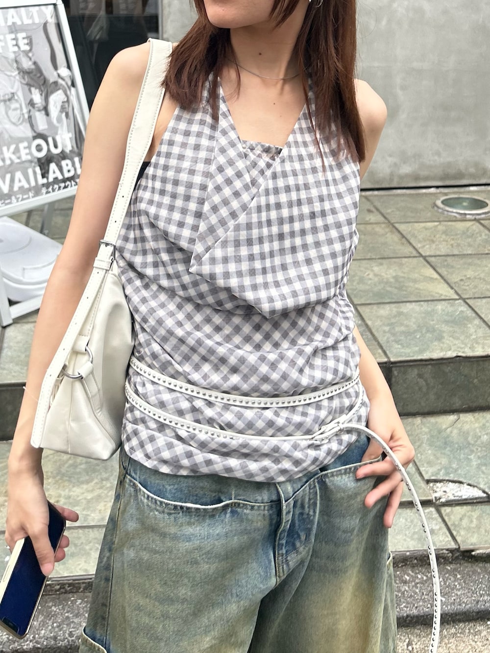 ブルー系のシャツ/ブラウス、ブルー系のデニムパンツ、ブラック系のサンダルを着用したレディースの夏コーディネートの3枚目の写真