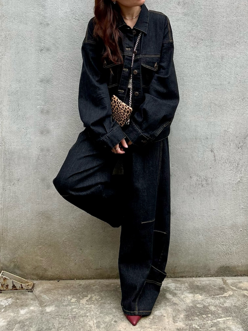 ブラック系のデニムパンツ、ブラック系のデニムジャケットを着用したレディースの春コーディネートの2枚目の写真