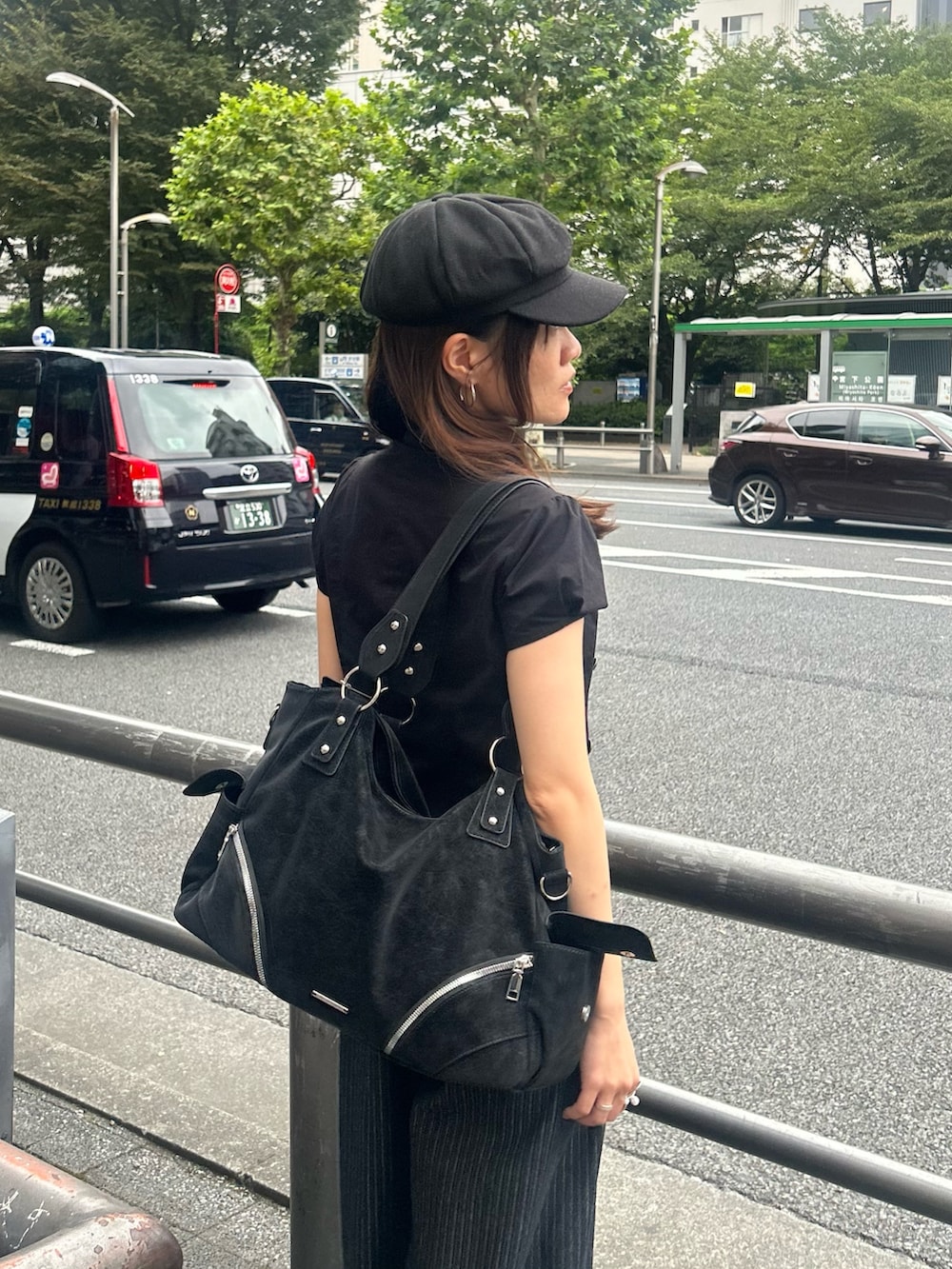 ブラック系のシャツ/ブラウス、ブルー系のデニムパンツ、ブラック系のキャスケットを着用したレディースの秋コーディネートの5枚目の写真