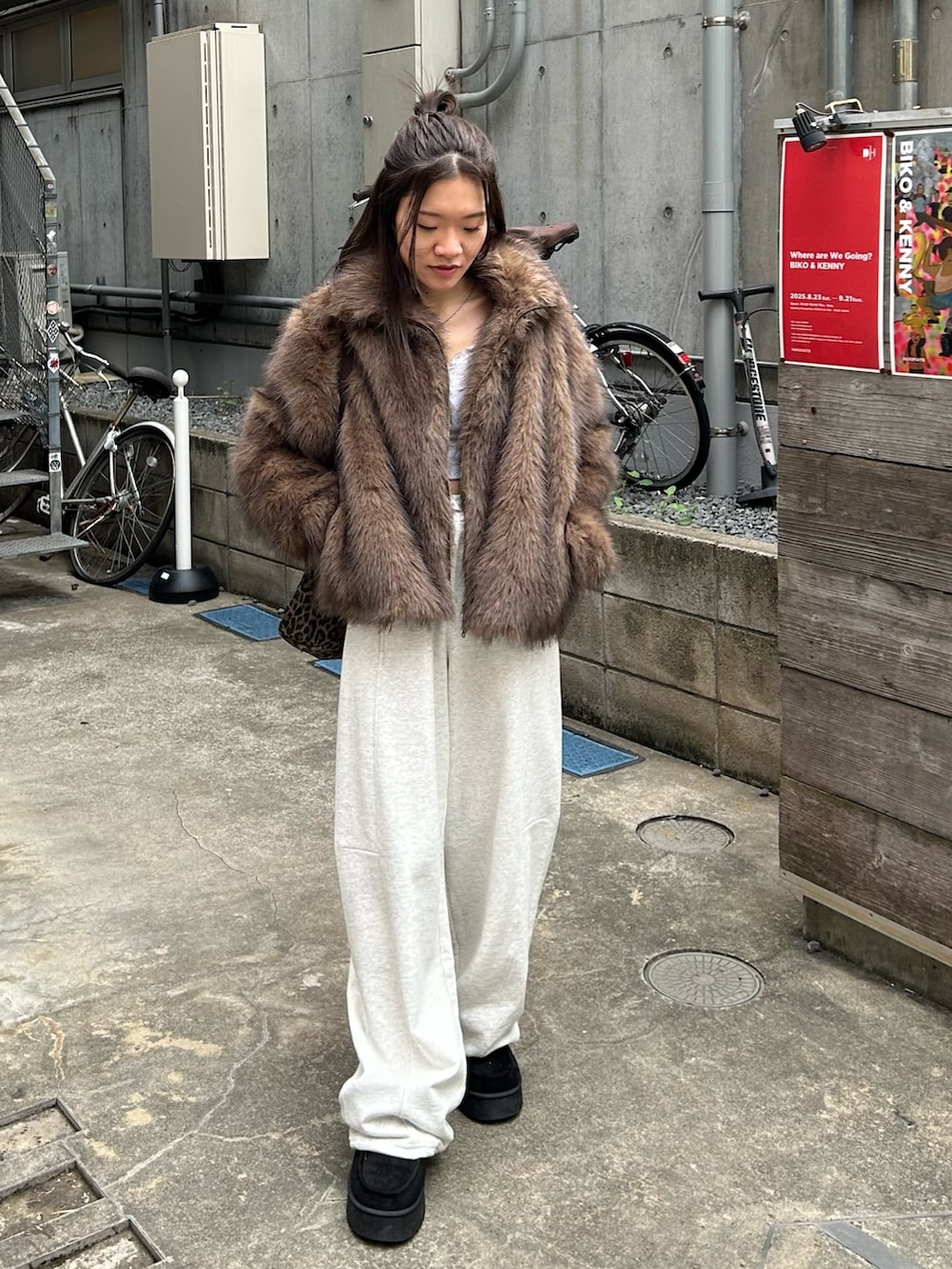 ホワイト系のスウェットパンツ、ブラック系のその他シューズ、ベージュ系のブルゾンを着用したレディースの秋コーディネートの2枚目の写真