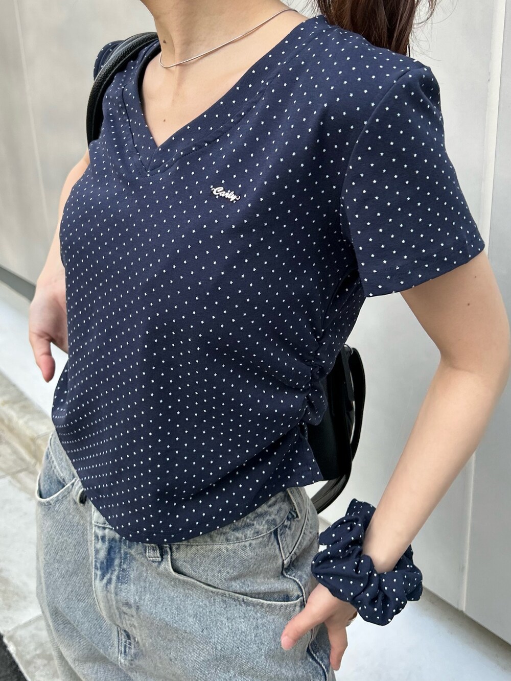 ブルー系のTシャツ/カットソー、ブルー系のデニムパンツを着用したレディースの春コーディネートの3枚目の写真