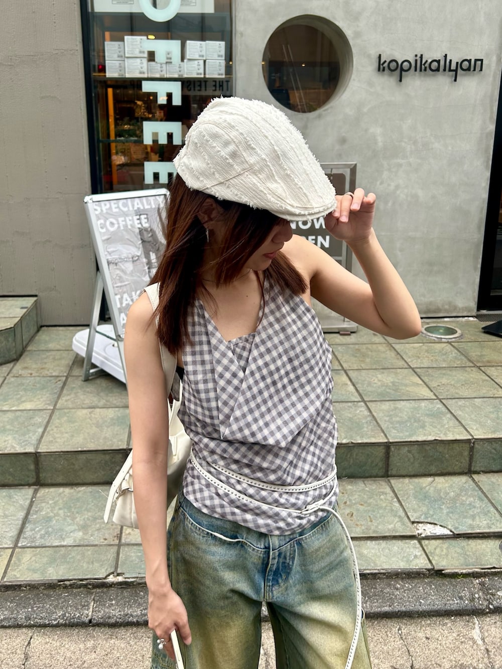 ブルー系のシャツ/ブラウス、ブルー系のデニムパンツ、ブラック系のサンダルを着用したレディースの夏コーディネートの5枚目の写真