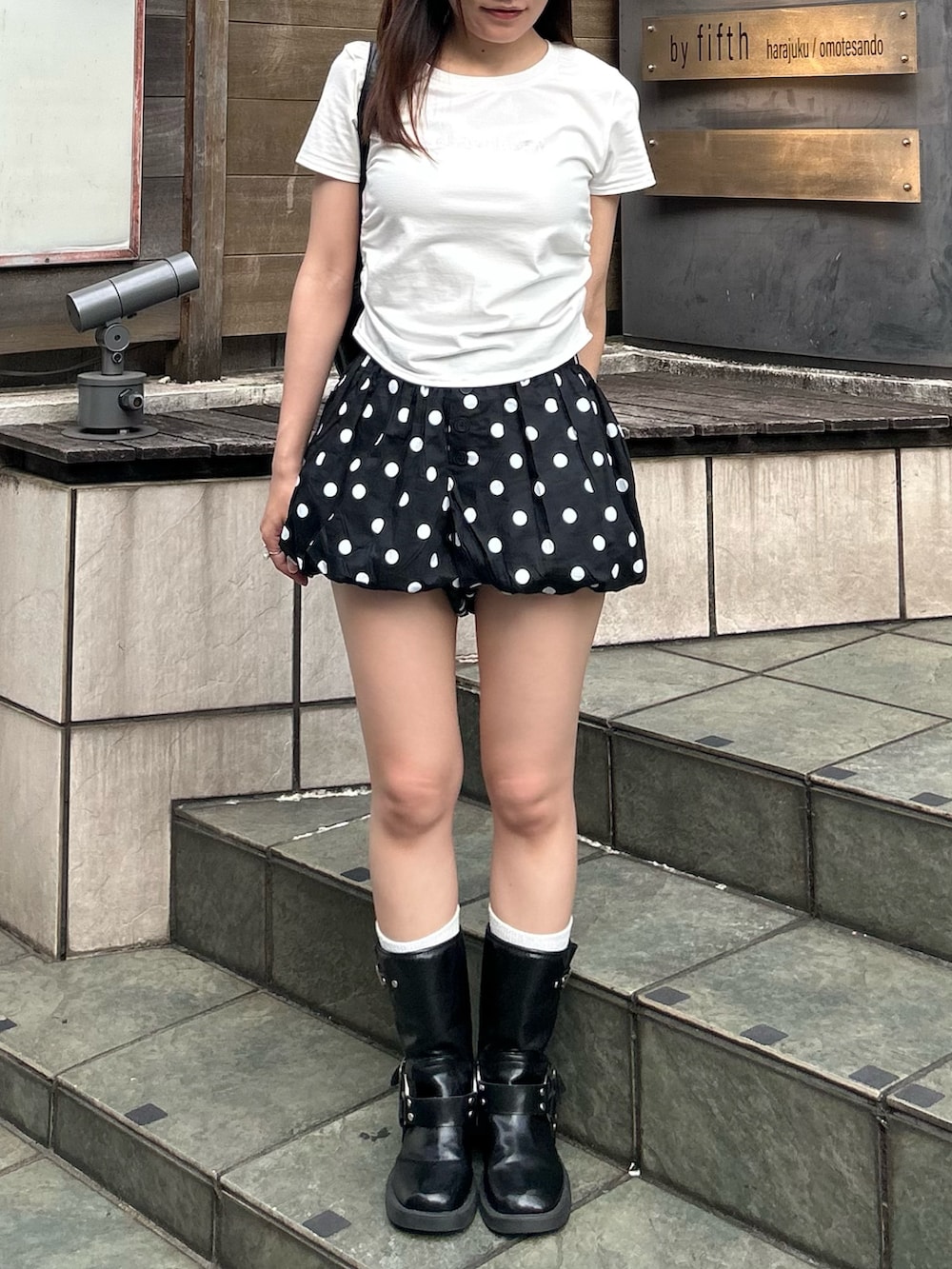 ホワイト系のTシャツ/カットソー、ブラック系のスカートを着用したレディースの夏コーディネートの4枚目の写真