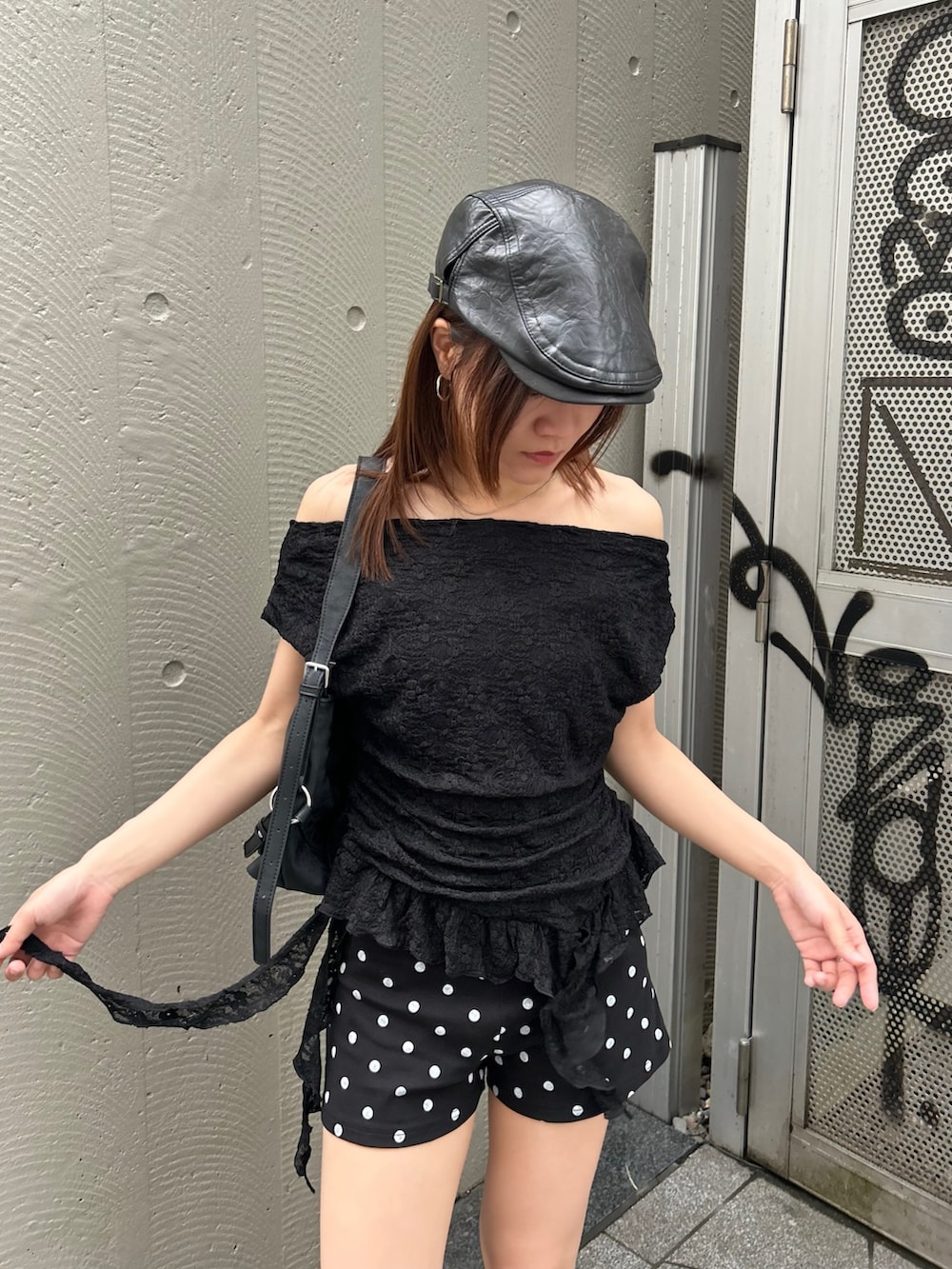 ブラック系のTシャツ/カットソー、ブラック系のその他パンツ、ホワイト系のソックス/靴下を着用したレディースの夏コーディネートの3枚目の写真