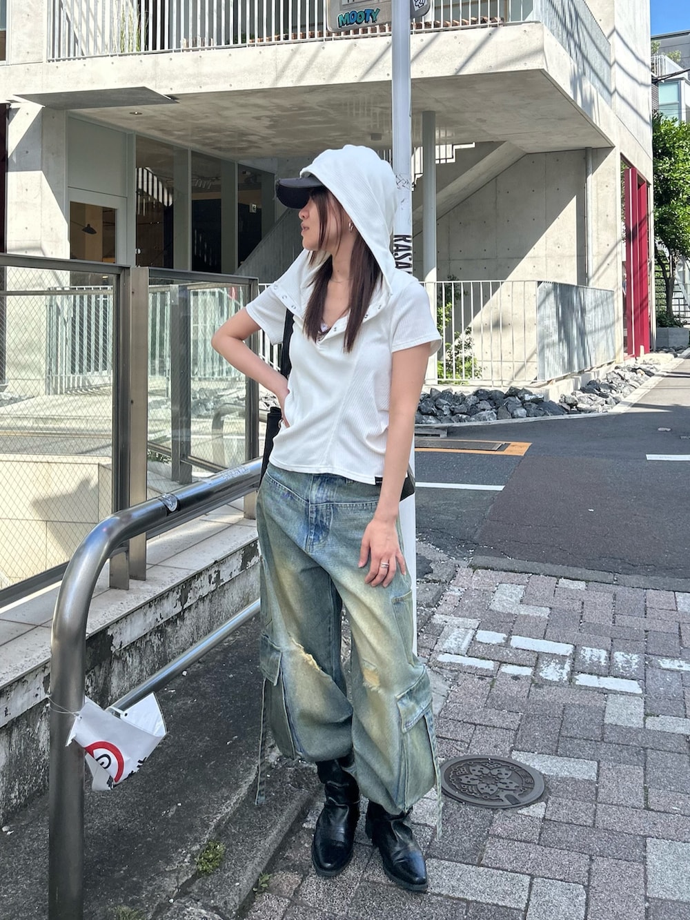 ホワイト系のTシャツ/カットソー、ブルー系のデニムパンツ、グレー系のキャップを着用したレディースの春コーディネートの2枚目の写真