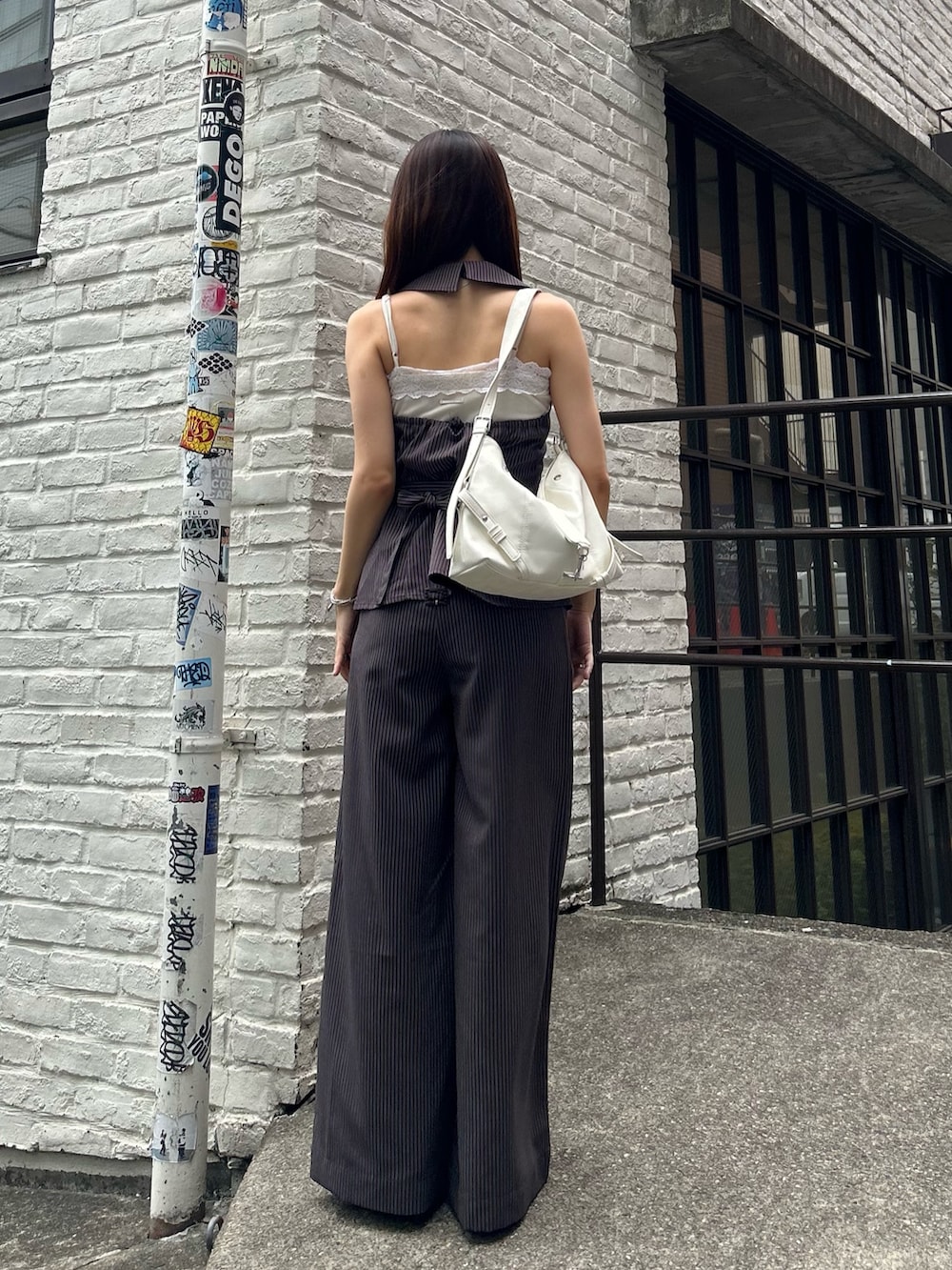 ブラウン系のシャツ/ブラウス、ブラウン系のその他パンツ、シルバー系のブレスレットを着用したレディースの夏コーディネートの3枚目の写真
