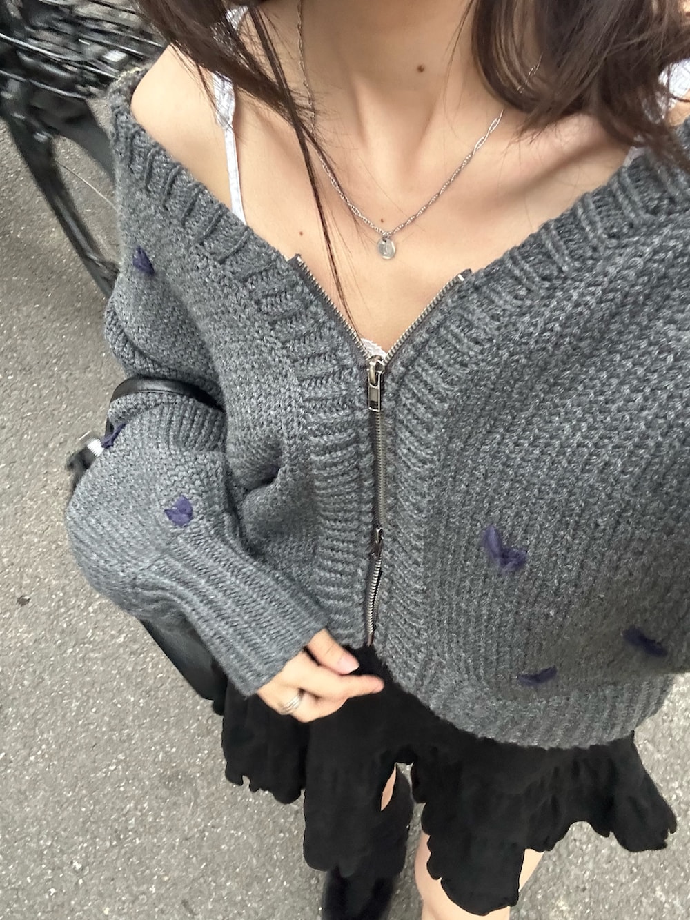 グレー系のカーディガン/ボレロ、ブラック系のその他シューズ、ブラック系のショルダーバッグを着用したレディースの秋コーディネートの4枚目の写真