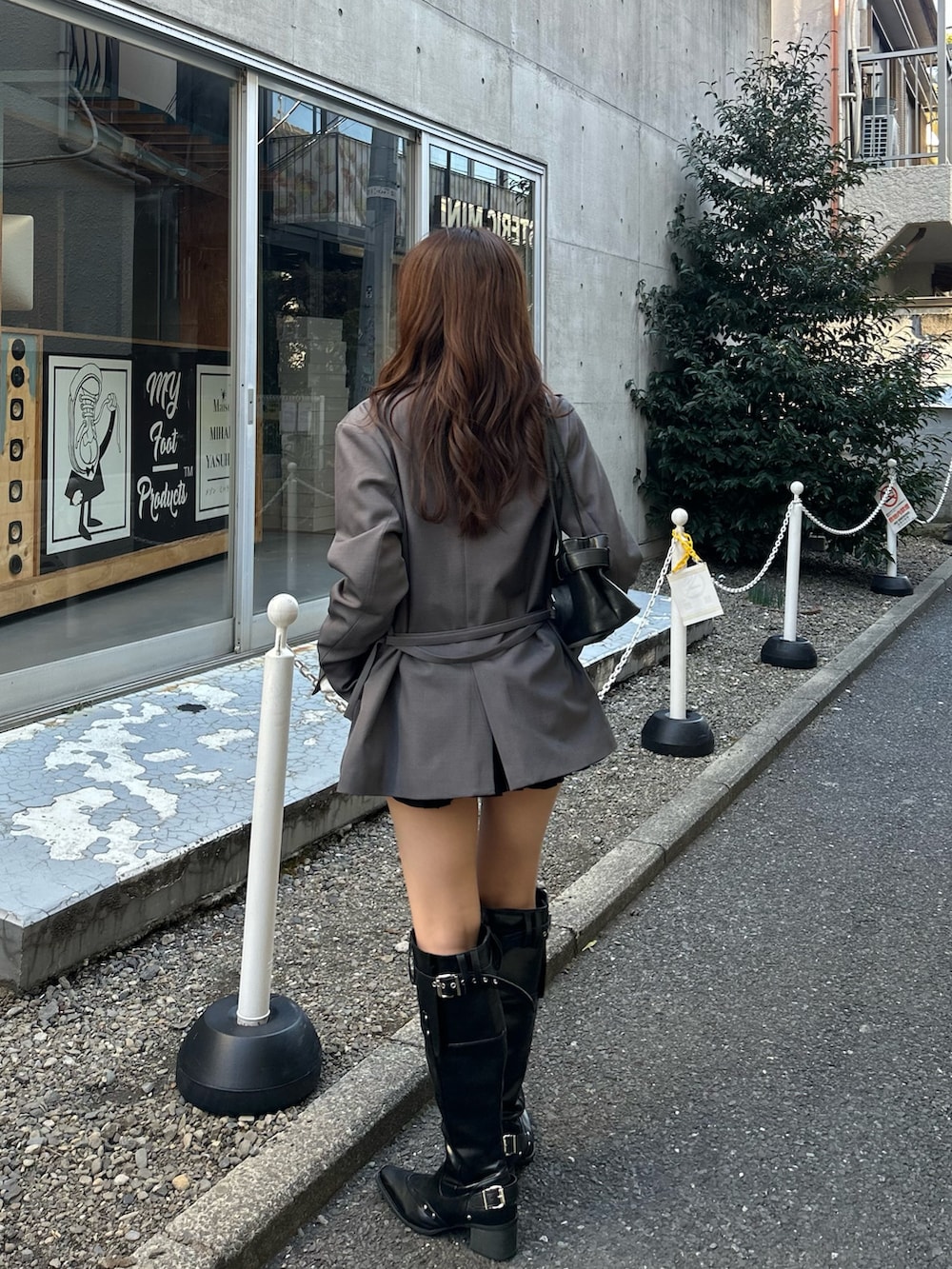 グレー系のテーラードジャケット、ブラック系のブーツを着用したレディースの冬コーディネートの4枚目の写真