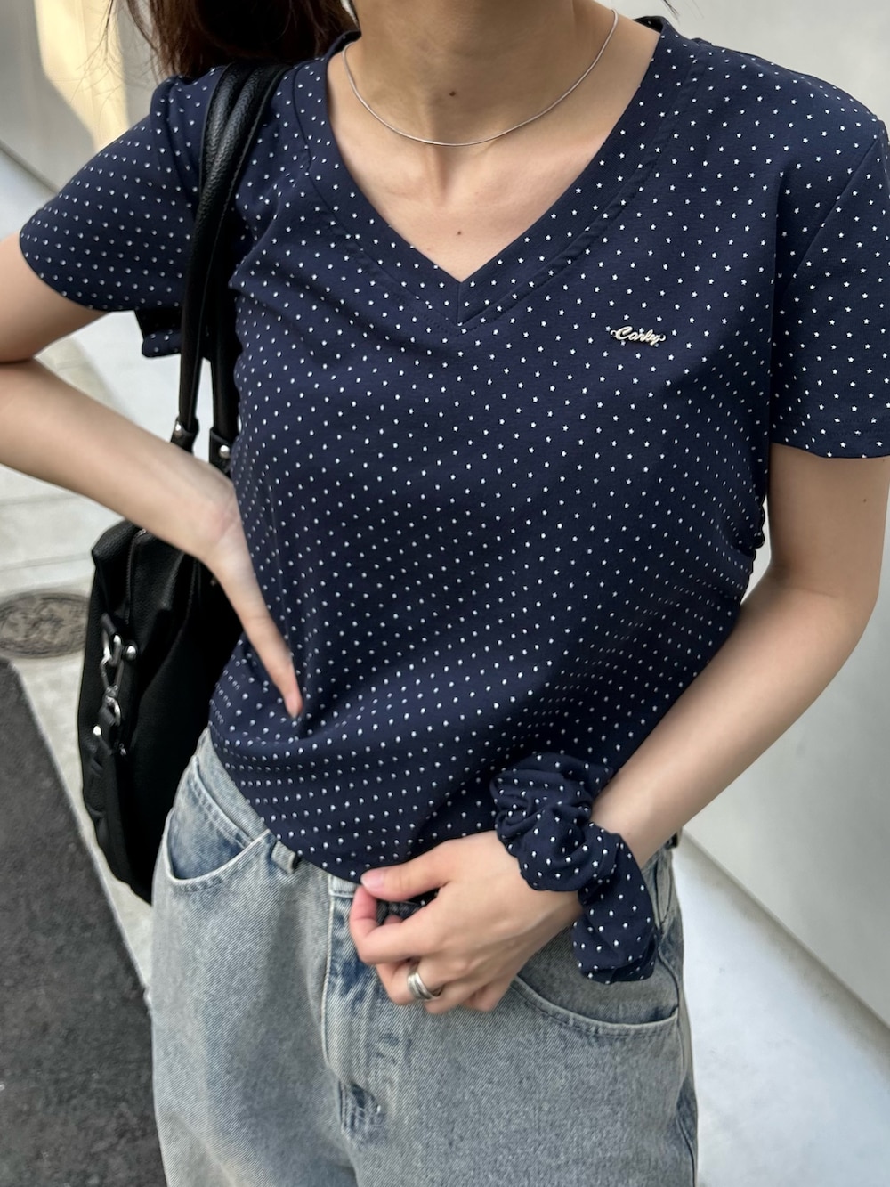 ブルー系のTシャツ/カットソー、ブルー系のデニムパンツを着用したレディースの春コーディネートの2枚目の写真