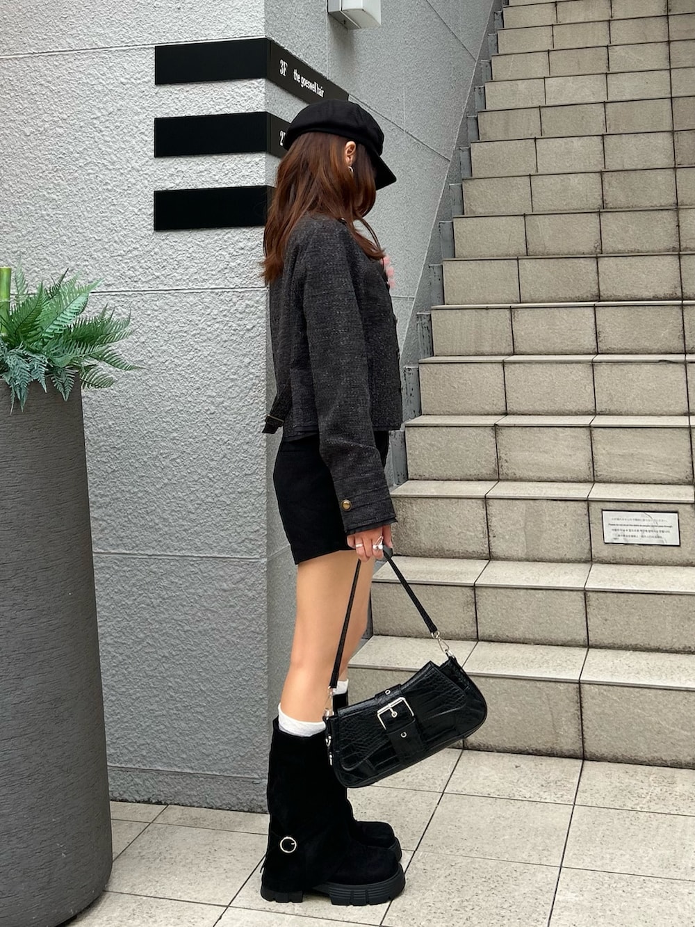 ブラック系のノーカラージャケット、ブラック系のその他パンツ、ブラック系のショルダーバッグを着用したレディースの秋コーディネートの4枚目の写真