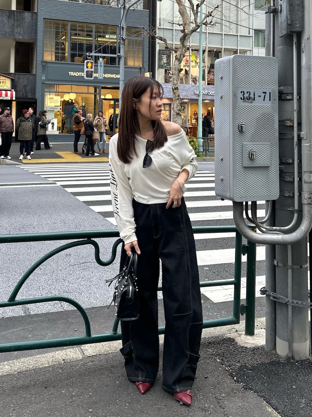 ホワイト系のTシャツ/カットソー、ブラック系のデニムパンツ、ブラック系のショルダーバッグを着用したレディースの春コーディネートの5枚目の写真