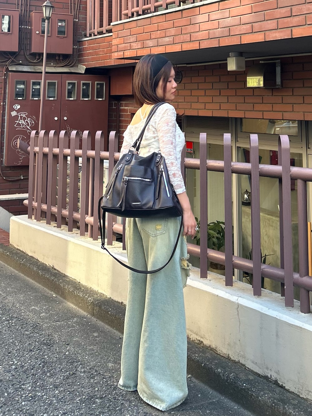 ホワイト系のTシャツ/カットソー、ブルー系のデニムパンツ、ブラウン系のショルダーバッグを着用したレディースの夏コーディネートの4枚目の写真
