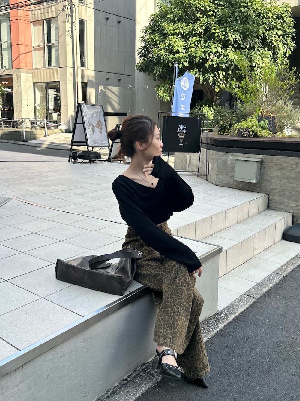 ベージュ系のデニムパンツ、ブラウン系のトートバッグ、ブルー系のシャツ/ブラウスを着用したレディースの秋コーディネートの3枚目の写真