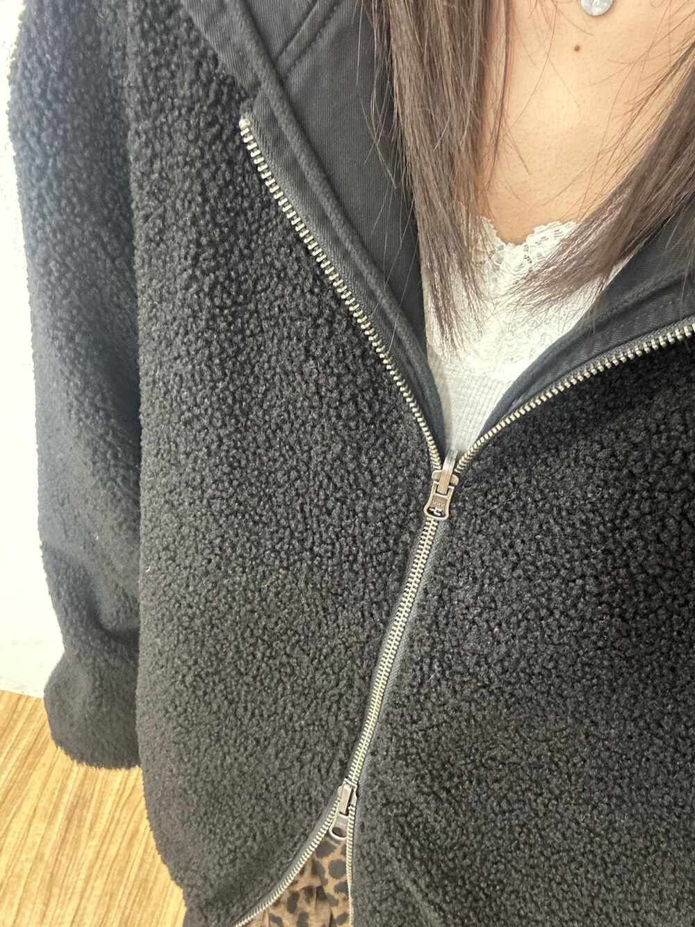 ブラック系のブルゾン、ブラック系のブーツを着用したレディースの秋コーディネートの7枚目の写真