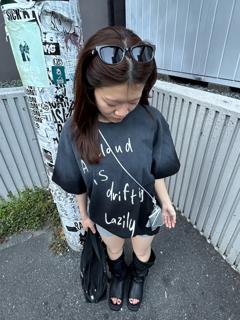 ブラック系のTシャツ/カットソー、ブラック系のサンダル、グレー系のその他パンツを着用したレディースの春コーディネートの2枚目の写真