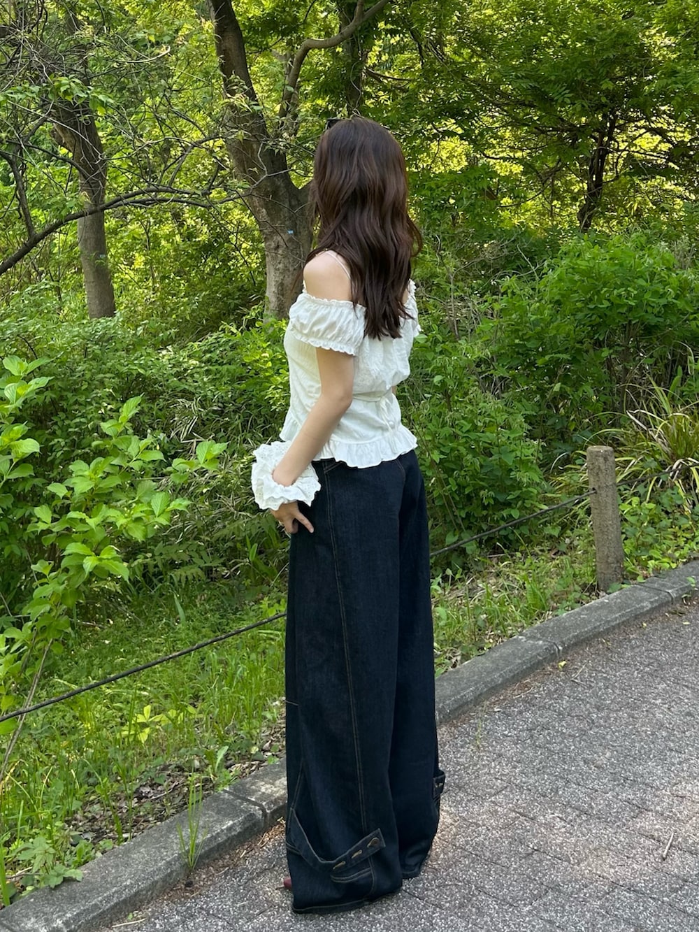 ホワイト系のシャツ/ブラウス、ブルー系のデニムパンツを着用したレディースの春コーディネートの2枚目の写真