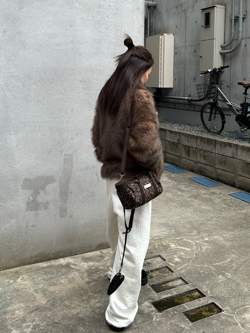 ホワイト系のスウェットパンツ、ブラック系のその他シューズ、ベージュ系のブルゾンを着用したレディースの秋コーディネートの4枚目の写真