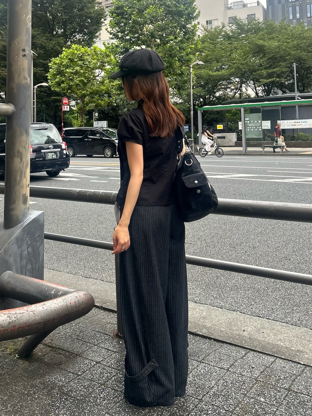 ブラック系のシャツ/ブラウス、ブルー系のデニムパンツ、ブラック系のキャスケットを着用したレディースの秋コーディネートの2枚目の写真